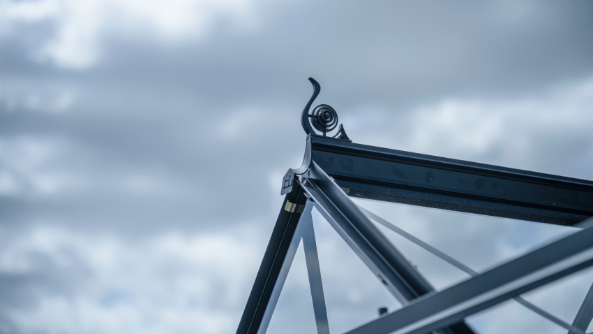 Close-up of roof cresting installed on the Halls ICON Planthouse 6 6x12, finished with toughened glass and a powder-coated black aluminium frame.
