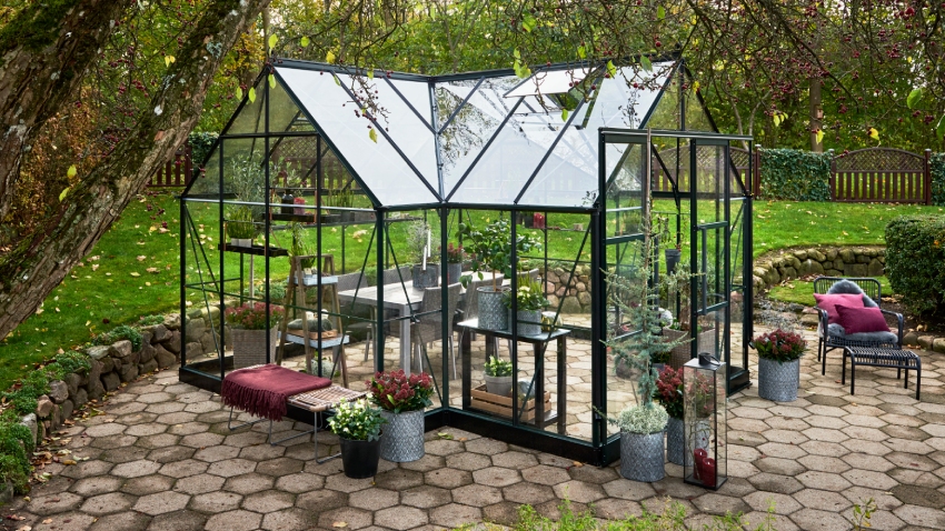 Halls ICON 8 8x12 Gardenhouse green frame with 3mm toughened glass revealing the extensive interior planting space