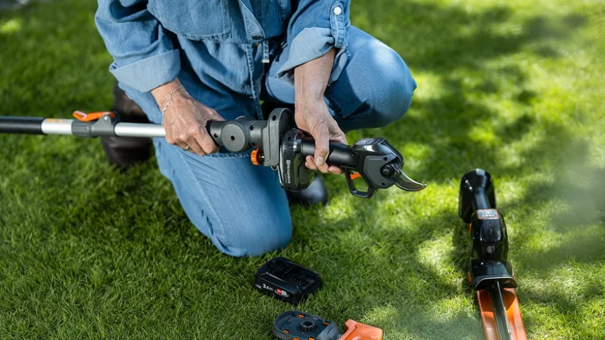 Husqvarna Aspire PS30X-P4A battery secateurs connected to Aspire telescopic pole