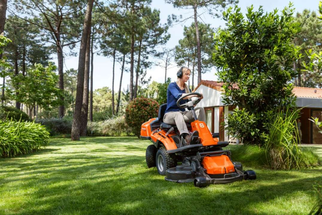 Хускварна с рогами. Husqvarna Rider. Райдер штиль. Садовая техника Stihl Husqvarna реклама.