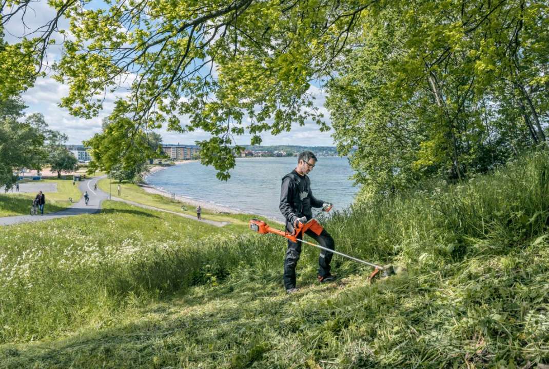 Husqvarna 520iRX Lithium Ion Battery Operated Trimmer Strimmer Steam Moorland Garden Centre