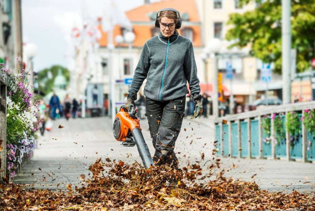 Husqvarna 125B Blower in action ...