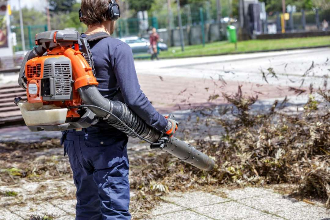 Husqvarna 570BTS In Action