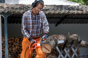 Husqvarna 420EL electric chainsaw in action.