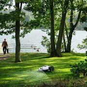 Husqvarna-Automower-450V-Nera-working-on-grass