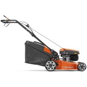Side profile of the Husqvarna LC 140SP self-propelled petrol lawnmower with 40cm cutting width, central height adjustment and 50L rear grass collection bag.