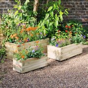Gresford Planter Set with flowers in the planters